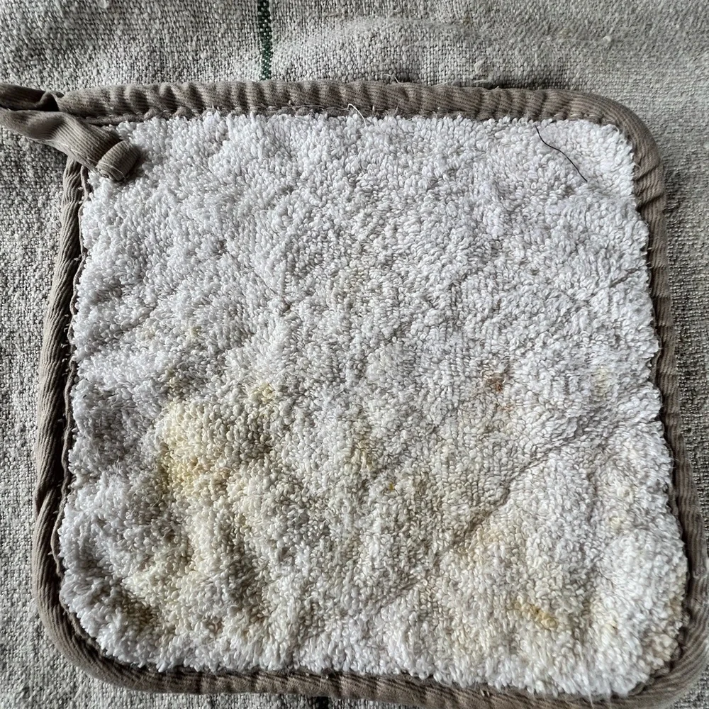 Williams Sonoma Quilted Tan Kitchen Set​
